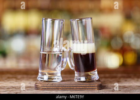 Cocktail auf der Basis von Wodka, Kaffee und Zitrone Schnaps an der Bar, Platz für Text Stockfoto