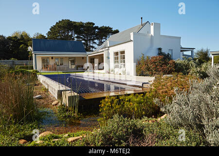 Pool und Garten eines Landes Stil home Stockfoto