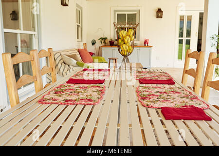 Esstisch auf der Veranda eines komfortablen Land home Stockfoto