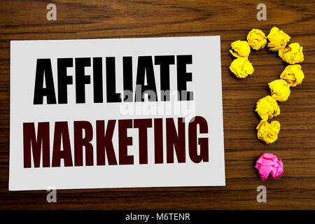 Hand schreiben Bildunterschrift inspiration mit Affiliate Marketing. Business Konzept für Internet Online auf weißem Papier geschrieben auf dem hölzernen backgroun Stockfoto