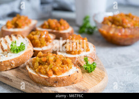 Getoastetes Brot Bruschetta mit Gemüse Kaviar, aus Kürbis, Kürbis, Tomate, Karotte Stockfoto