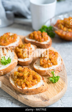 Getoastetes Brot Bruschetta mit Gemüse Kaviar, aus Kürbis, Kürbis, Tomate, Karotte Stockfoto