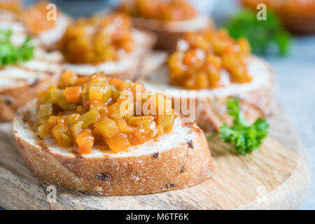Getoastetes Brot Bruschetta mit Gemüse Kaviar, aus Kürbis, Kürbis, Tomate, Karotte Stockfoto