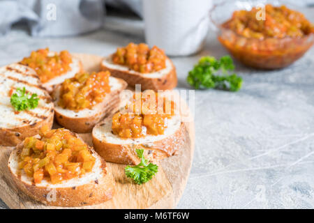 Getoastetes Brot Bruschetta mit Gemüse Kaviar, aus Kürbis, Kürbis, Tomate, Karotte Stockfoto