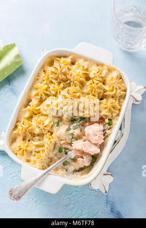 Mit Lachs, Kartoffeln, Spargel, Erbsen und cremiger Sauce Kasserolle Stockfoto