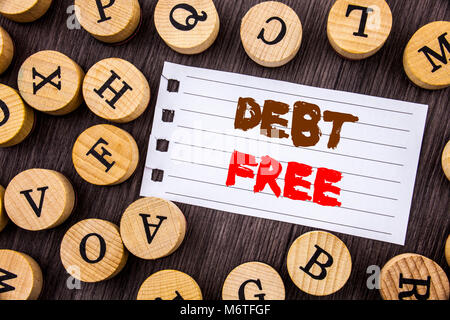 Wort, Schrift, Text Schuldenfrei. Konzeptionelle Foto Kredit Geld finanzielle Zeichen Freiheit von Darlehen mortage Geschrieben am notobook Papier auf Holz reißen backgr Stockfoto