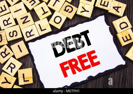 Wort, Schrift, Text Schuldenfrei. Business Konzept für Kredit Geld finanzielle Zeichen Freiheit von Darlehen mortage Skicky Hinweis Papier den Wald backgrou geschrieben Stockfoto