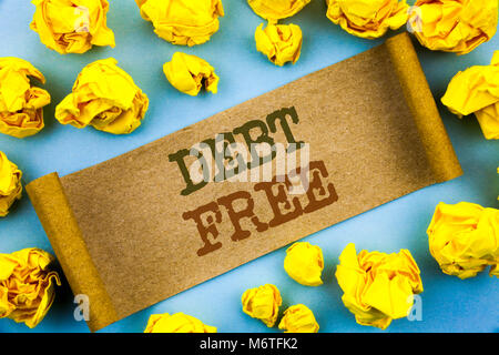 Wort, Schrift, Text Schuldenfrei. Business Konzept für Kredit Geld finanzielle Zeichen Freiheit von Darlehen mortage geschrieben Papier reißen mit gefalteten Papier der Ba Stockfoto