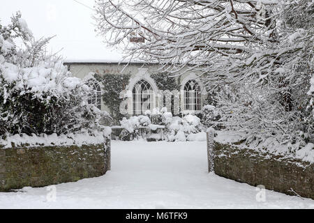 Blick auf Acton Burnell Dorf während und nach Mitte Dezember 2017 Schneefall. Stockfoto