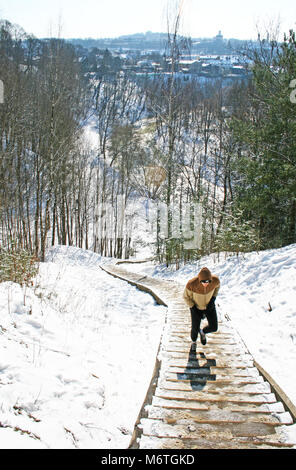 Man Klettern Die Hügel, Trail Running, Berglauf im Winter Stockfoto