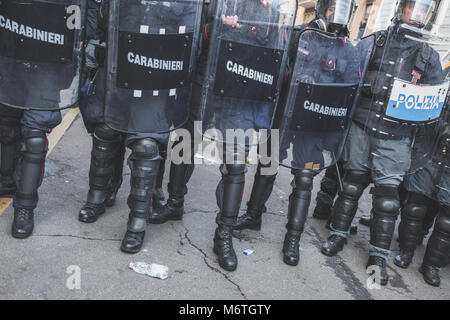 Mailand, Italien - 24. Februar: Polizisten die Aktivisten konfrontieren während einer antifaschistischen März in den Straßen der Stadt am 24. Februar 2018 in Mailand. Stockfoto