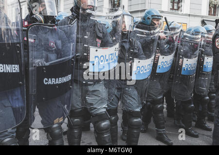 Mailand, Italien - 24. Februar: Polizisten die Aktivisten konfrontieren während einer antifaschistischen März in den Straßen der Stadt am 24. Februar 2018 in Mailand. Stockfoto