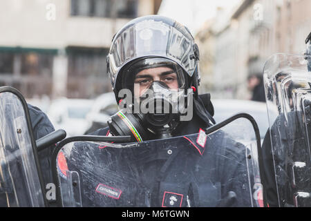 Mailand, Italien - 24. Februar: Porträt einer Polizist tragen Gasmaske während einer antifaschistischen März in den Straßen der Stadt am 24. Februar 2018 in Mil Stockfoto