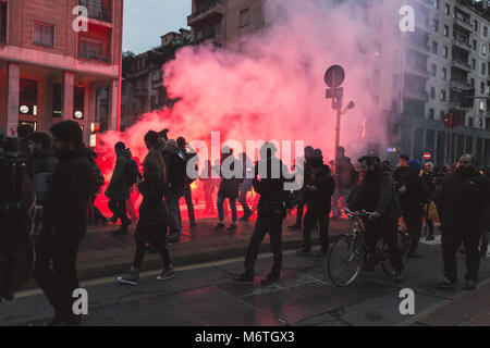 Mailand, Italien - 24. Februar: Tausende von antifaschistischen Aktivistinnen März in den Straßen der Stadt gegen die extreme Rechte am 24. Februar 2018 in Mil zu protestieren Stockfoto