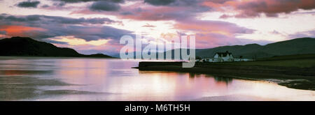 Panoramablick auf Ruhe Reflexionen und ein Sonnenuntergang über Loch Linnhe in den schottischen Highlands. Stockfoto