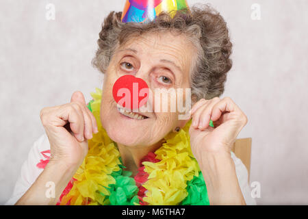 Ältere Frau von 80 Jahre alten ist bereit für die Geburtstagsparty. Auf dem Konus Übersetzung aus dem Russischen: "Happy Birthday". Stockfoto