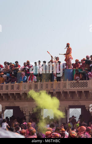 Menschen, die Holi in Nandgaon, Indien, feiern. Holi ist ein jährlich in Nordindien gefeiertes Hindu-Festival. Stockfoto