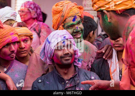 Menschen, die Holi in Nandgaon, Indien, feiern. Holi ist ein jährlich in Nordindien gefeiertes Hindu-Festival. Stockfoto