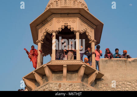 Menschen, die Holi in Nandgaon, Indien, feiern. Holi ist ein jährlich in Nordindien gefeiertes Hindu-Festival. Stockfoto