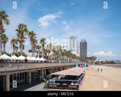 Barcelona, Spanien - 25. September 2016. Restaurants entlang des Passeig Maritim Straße vor dem Strand Barceloneta Stockfoto