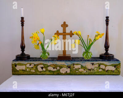 Feder altar Dekoration in St Andrew's Kapelle - als Kirche der "Hirten" bekannt - in der Nähe von Didling, West Sussex, Großbritannien Stockfoto