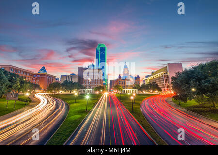 Dallas, Texas, USA Skyline über Dealey Plaza in der Morgendämmerung. Stockfoto