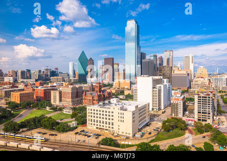 Dallas, Texas, USA Skyline von oben in der Abenddämmerung. Stockfoto