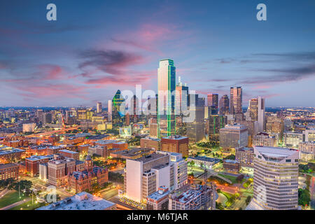 Dallas, Texas, USA Skyline von oben in der Abenddämmerung. Stockfoto