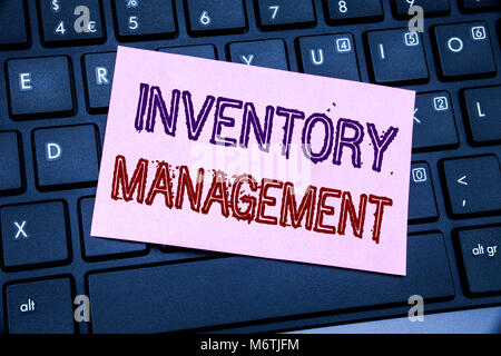 Handschrift Ansagetext, Inventory Management. Business Konzept für Lager Geschrieben am Haftnotiz Papier auf schwarz Tastatur backgroun Stockfoto