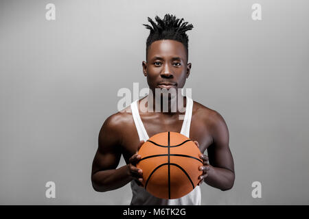 Afrikaner - Mann mit Basketball Stockfoto