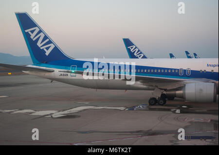 23.12.2017, Osaka, Japan, Asien - ANA Passagier Flugzeuge auf dem Vorfeld des Kansai International Airport geparkt. Stockfoto