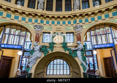 Prag, Tschechische Republik - 05.März 2018: historische Teil des Hauptbahnhofs mit barocken Interieur in Prag, Tschechische Republik Stockfoto