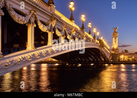 Pont Alexandre III Brücke und Fluss Seine bei Sonnenuntergang. 8. Arrondissement, Paris, Frankreich Stockfoto