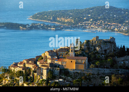 Das Dorf Eze (Èze), Mittelmeer und Saint-Jean-Cap-Ferrat bei Sonnenaufgang. Alpes-de-Haute-Provence, Côte d'Azur, Côte d'Azur, Frankreich Stockfoto