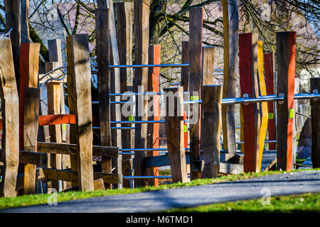 Spielplatz kindergarten Klettergerüst aus Holz Stockfoto