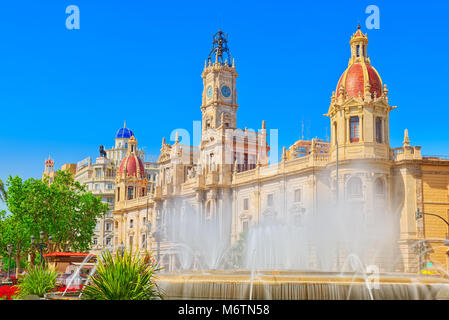 Brunnen auf moderne Plaza der Stadt Halle von Valencia, Rathausplatz (Modernisme Plaza der Stadt Halle von Valencia Placa de l Ajuntament). Stockfoto