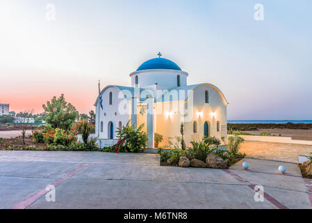 Die multi-konfessionellen Kirche des Hl. Nikolaus auf einem Ufer closeup in Paphos, Zypern. Stockfoto