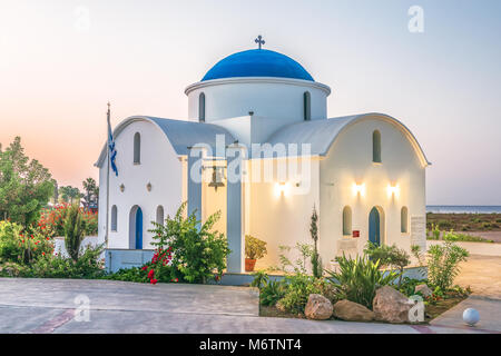 Die multi-konfessionellen Kirche des Hl. Nikolaus auf einem Ufer closeup in Paphos, Zypern. Stockfoto