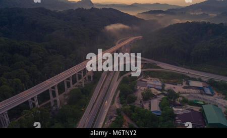 Bypass Highway bei "Rawang Selangor". Die neue Autobahn, die die Verbindung von rawang nach Kuala Lumpur. Ein Luftbild von rawang Bypass bei Sonnenaufgang. Stockfoto