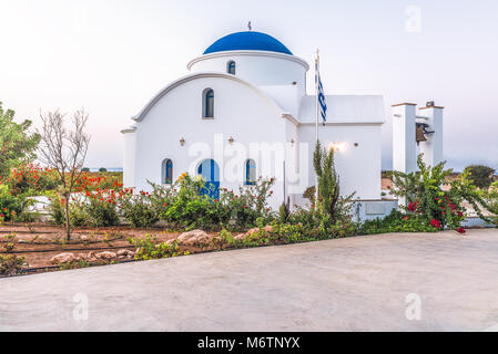 Die multi-konfessionellen Kirche des Hl. Nikolaus auf einem Ufer closeup in Paphos, Zypern. Stockfoto