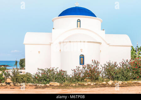 Die multi-konfessionellen Kirche des Hl. Nikolaus auf einem Ufer closeup in Paphos, Zypern. Stockfoto