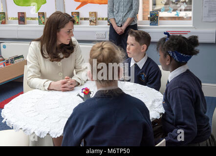 Die Herzogin von Cambridge spricht mit Schülerinnen und Schülern, die während eines Besuchs auf Pegasus Primary School in Oxford über die Arbeit der Liebe Familie Links zu erfahren. Stockfoto