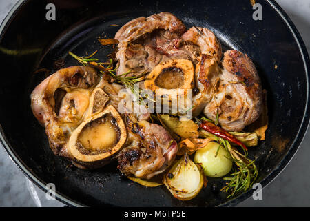 Wie man ein Stück Rindfleisch Bein Stockfoto