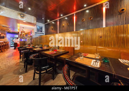 Moskau - Juli 2014: Einrichtung eines luxuriösen Restaurant 'OGNI'. Die Haupthalle mit einer Tabelle, aus Holz Stockfoto