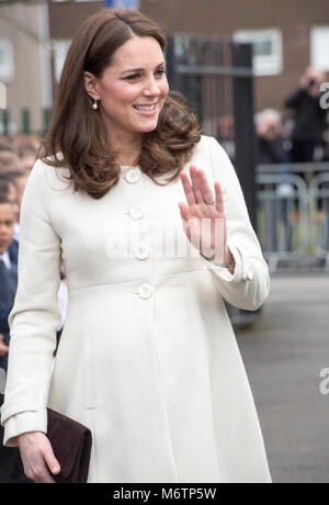 Die Herzogin von Cambridge kommt für einen Besuch in der Pegasus Primary School in Oxford über die Arbeit der Liebe Familie Links zu erfahren. Stockfoto