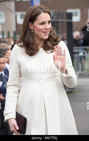 Die Herzogin von Cambridge kommt für einen Besuch in der Pegasus Primary School in Oxford über die Arbeit der Liebe Familie Links zu erfahren. Stockfoto