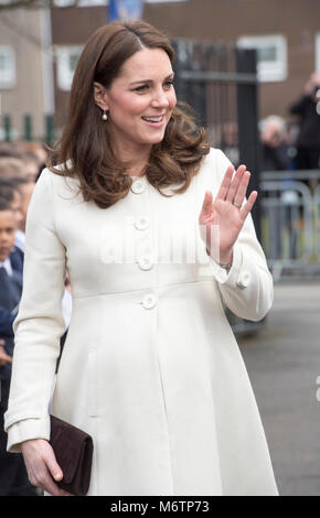 Die Herzogin von Cambridge kommt für einen Besuch in der Pegasus Primary School in Oxford über die Arbeit der Liebe Familie Links zu erfahren. Stockfoto