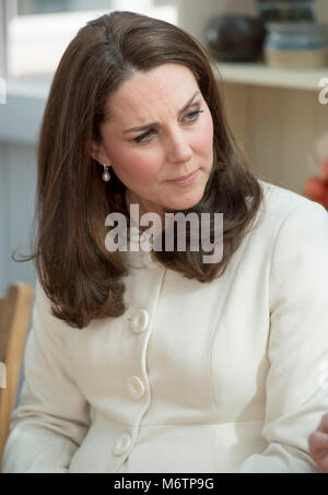 Die Herzogin von Cambridge, die während eines Besuchs auf Pegasus Primary School in Oxford über die Arbeit der Liebe Familie Links zu erfahren. Stockfoto