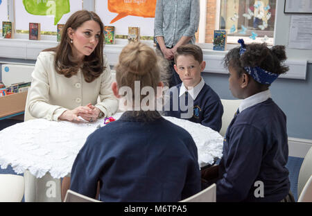 Die Herzogin von Cambridge spricht mit Schülerinnen und Schülern, die während eines Besuchs auf Pegasus Primary School in Oxford über die Arbeit der Liebe Familie Links zu erfahren. Stockfoto