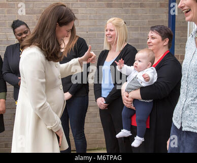 Die Herzogin von Cambridge interagiert mit Diane Lauge und ihre Tochter Tilly, die während eines Besuchs auf Pegasus Primary School in Oxford über die Arbeit der Liebe Familie Links zu erfahren. Stockfoto